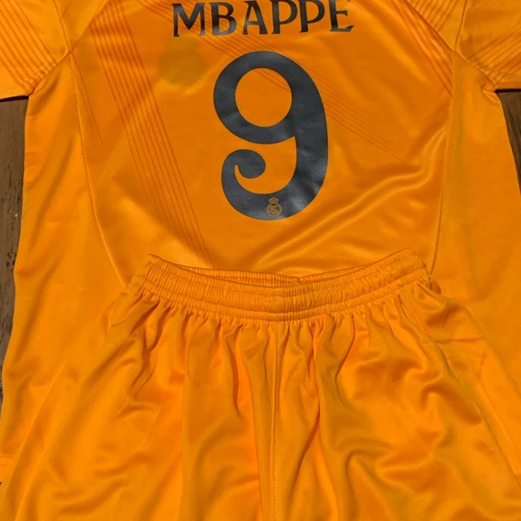 Kids Mbappe Orange Youth XL Jersey Real Madrid Soccer Kit - 2024-25 NWT Size 30 - Picture 2 of 7